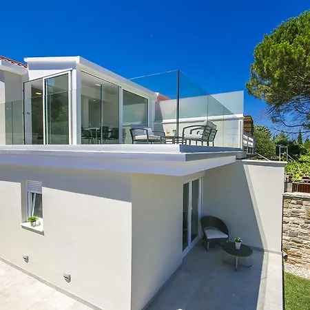 Aurora Villa *
