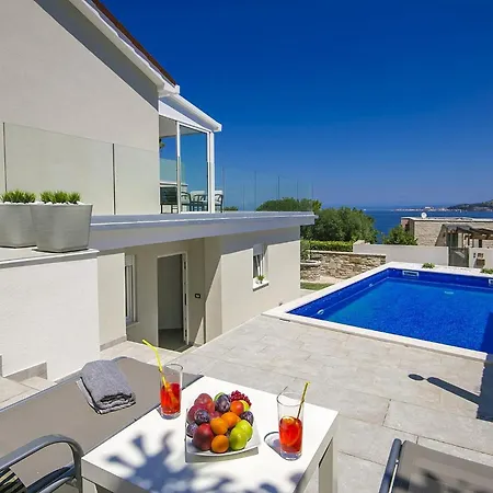 Aurora Villa *