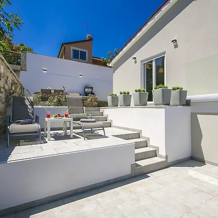 Aurora Villa