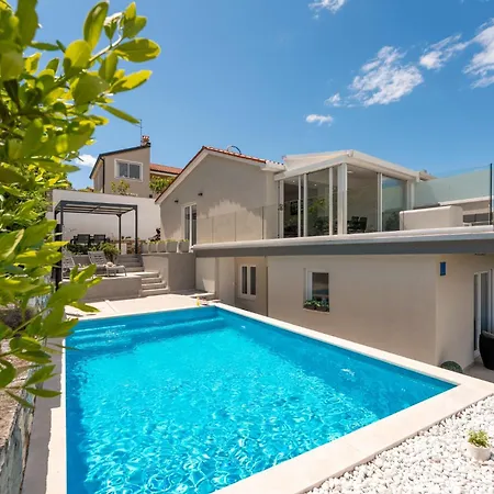 Aurora Villa